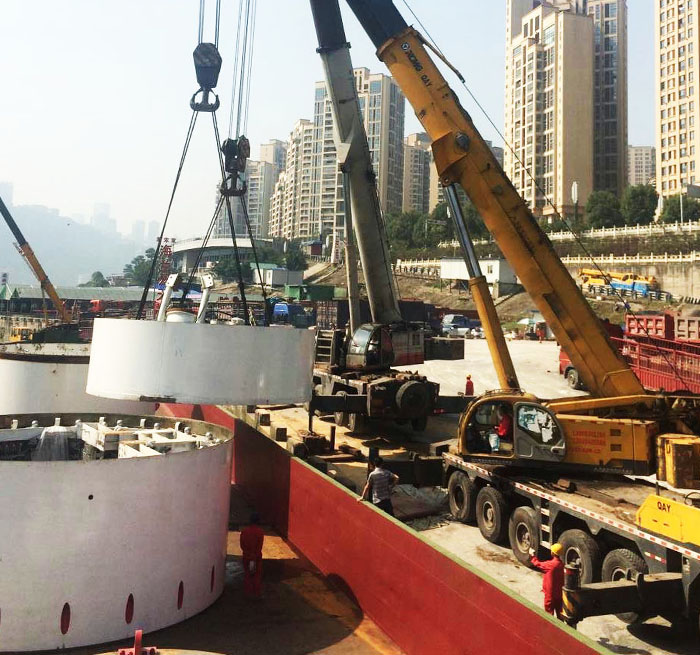 绥中吊车作业中