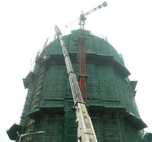 绥中吊车在工地上作业